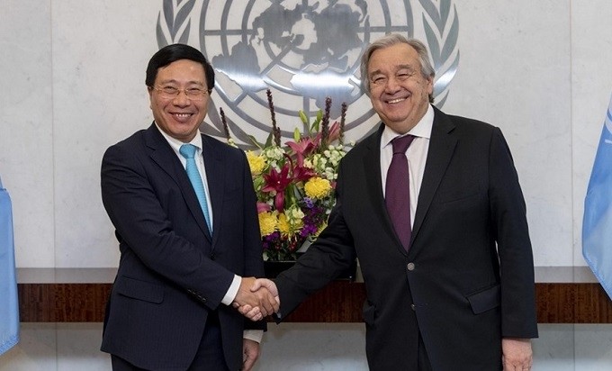 Deputy PM and FM Pham Binh Minh (L) meets UN Secretary-General Antonio Guterres. 