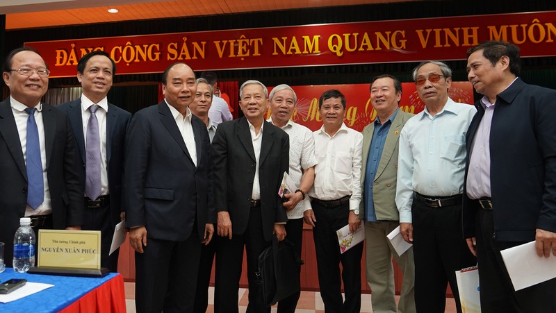 Prime Minister Nguyen Xuan Phuc and delegates at the meeting. (Photo: VGP)