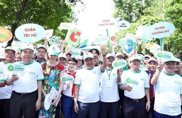 Prime Minister Nguyen Xuan Phuc (C) and delegates walk to call for the international community's joint efforts in combating plastic waste.