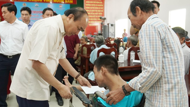 PM Nguyen Xuan Phuc presents Tet gift to an Agent Orange victim in Vinh Long Province. (Photo: VGP)