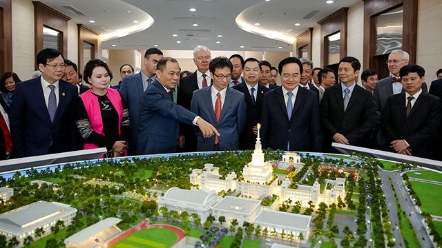 Deputy Prime Minister Vu Duc Dam (first row, centre) inspects the overall paradigm of VinUni’s campus. (Photo: NDO/Minh Hoang)