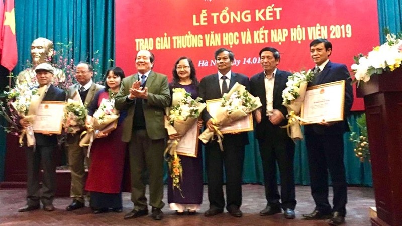 At the awards ceremony (Photo: hanoimoi.com.vn)