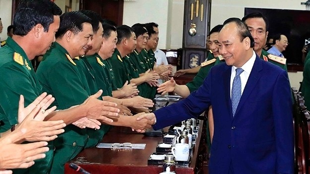 Prime Minister Nguyen Xuan Phuc shakes hands with officers of Military Region 9. (Photo: VNA)