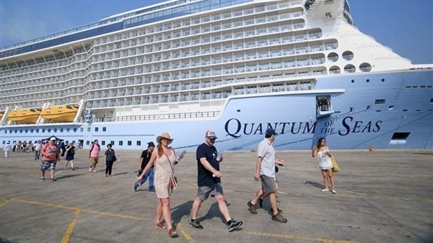 Passengers of the Quantum of the Seas cruise ship (Photo: VNA)