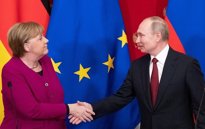 Russian President Vladimir Putin and German Chancellor Angela Merkel shake hands after a joint news conference in the Kremlin in Moscow, Russia, January 11, 2020. (Reuters) 