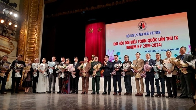 Politburo member Vo Van Thuong congratulates the newly-elected Executive Committee of the Vietnam Association of Stage Artists. (Photo: CPV)