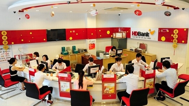 Customers transacting at HDBank. (Photo: NDO/Xuan Toan)