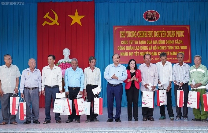 PM Nguyen Xuan Phuc (C) presents gifts to policy beneficiaries in Tra Vinh province. (Photo: VGP)
