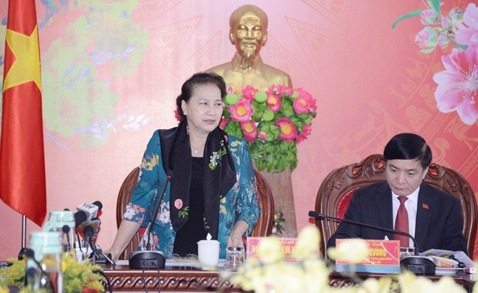 Chairwoman of the National Assembly Nguyen Thi Kim Ngan (L) speaks at the working session. (Photo: VOV)