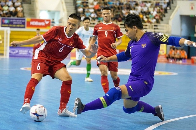 Vietnam's futsal team (in red) are bidding to secure a World Cup ticket via the 2020 AFC Championship. (Photo: VFF)