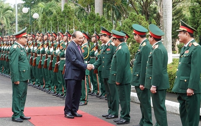Prime Minister Nguyen Xuan Phuc and officers of the Military Zone 5 High Command. (Photo: VGP)