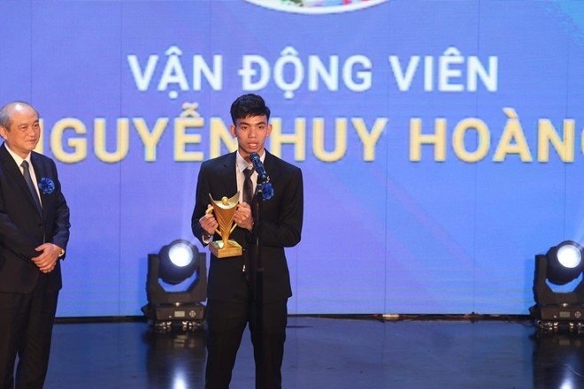 Swimmer Nguyen Huy Hoang is named the Player of the Year (Men) at the 2019 Victory Cup gala. 
