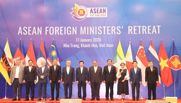 Deputy Prime Minister and Foreign Minister Pham Binh Minh (centre) and other officials at the ASEAN Foreign Ministers' Retreat in Nha Trang city, Khanh Hoa province, on January 17 (Photo: VNA)