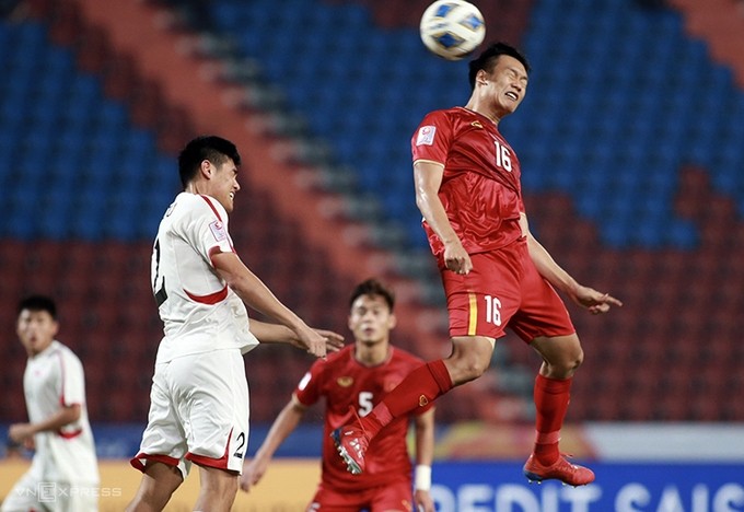 Vietnam U23s (in red) suffer a bitter defeat against DPR Korea. (Photo: Vnexpress)
