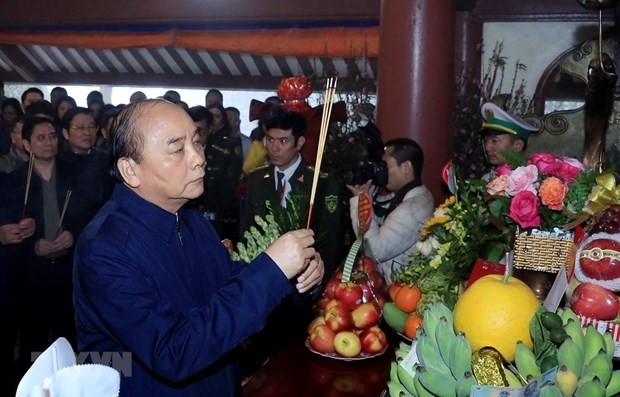 Prime Minister Nguyen Xuan Phuc offers incense to late President Ho Chi Minh. (Photo: VNA)