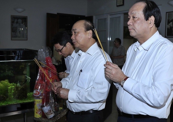 PM Nguyen Xuan Phuc (C), Deputy PM Vu Duc Dam (L) and Minister-Chairman of the Government Office Mai Tien Dung (R) offer incense to late CPV General Secretary Nguyen Van Linh. (Photo: VGP)
