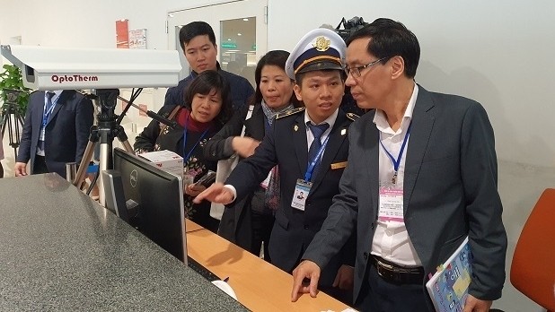 The Health Ministry delegation examine screening for passengers exhibiting symptoms possibly connected with the novel virus at Noi Bai International Airport. (Photo: NDO/Lam Ngoc)