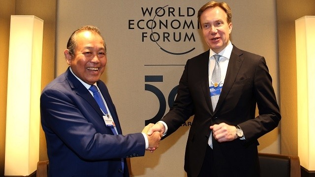 Deputy PM Truong Hoa Binh and President of the WEF Borge Brende. (Photo: VGP)