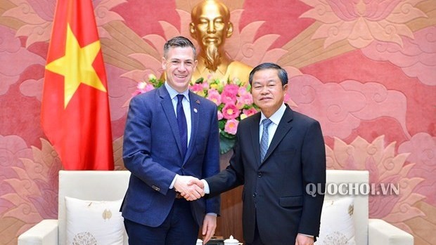 NA Vice Chairman Do Ba Ty (R) receives Congressman Seth Moulton, member of the Committee on Armed Services of the US House of Representatives, in Hanoi on January 20 (Photo: quochoi.vn)