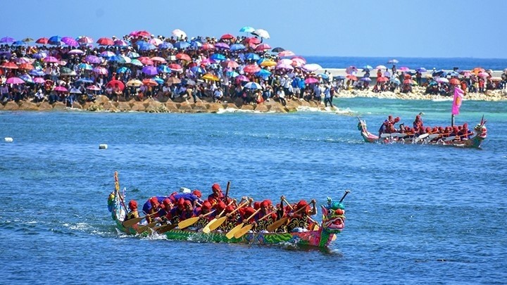 Tu Linh Boat Race Festival is an attractive event in Ly Son island district during Tet holidays. (Photo: NDO/Minh Hoang)