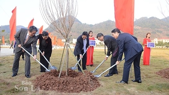 The delegates planting a cherry blossom tree. (Photo: baosonla.org.vn)