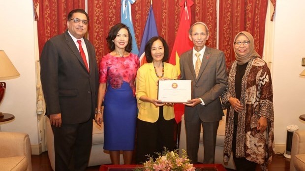 Vietnamese Ambassador to Argentina Dang Xuan Dung (second from the right) takes over the Chairmanship of the ASEAN Committee in Buenos Aires (ACBA) from Philippine Ambassador Linglingay F. Lacanlale (centre) on January 22. (Photo: VNA)