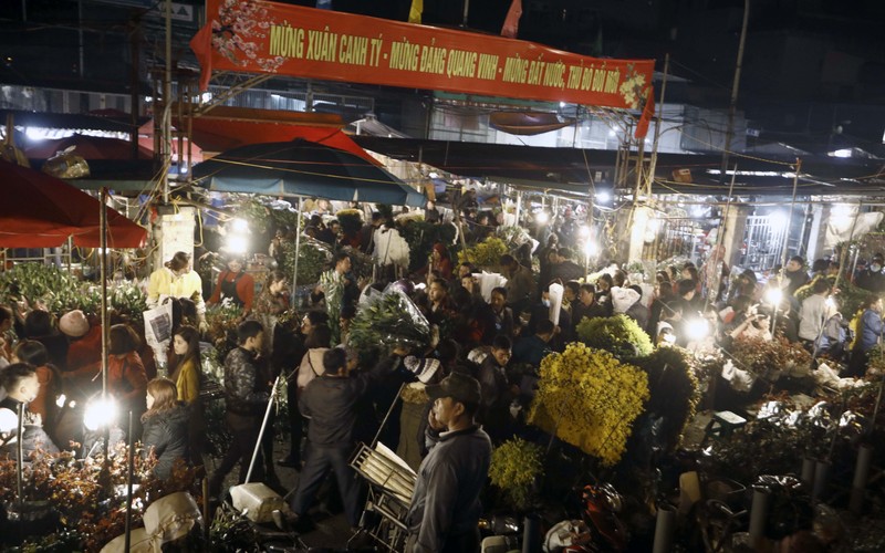During the days approaching Tet, Quang An flower market opens from 9pm-10pm.