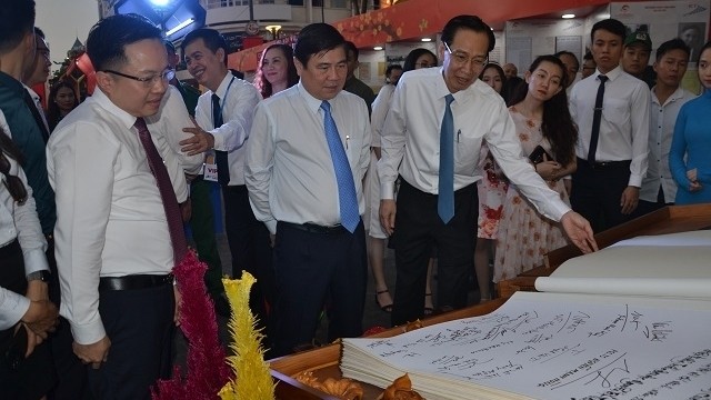 The delegates and visitors watching calligraphy works of President Ho Chi Minh's teaching at the festival.
