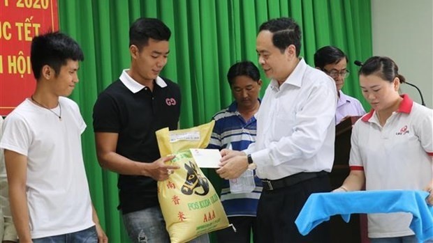 Chairman of the Central Committee of the Vietnam Fatherland Front Tran Thanh Man (second from right) presents gifts to local residents (Photo: VNA)