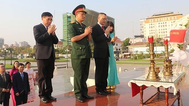 The delegates pay tribute to heroic martyrs at the Vietnam - Cambodia Friendship Monument in Phnom Penh. 