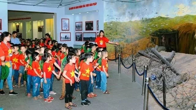 Pupils visit the Dien Bien Phu Victory Museum.