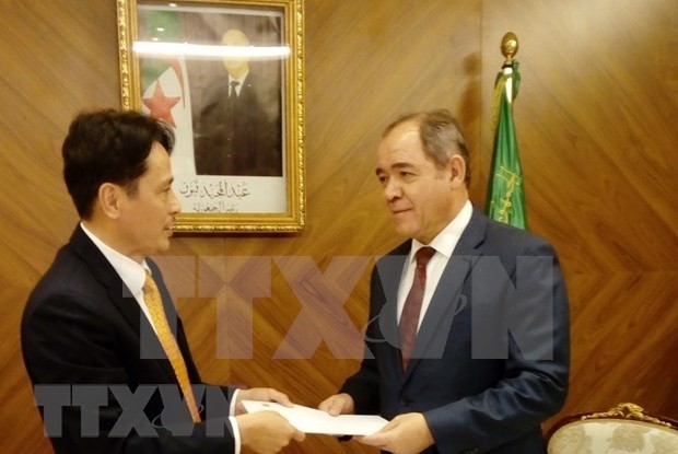 Vietnamese Ambassador to Algeria Nguyen Thanh Vinh (;eft) presents a copy of his credentials to Algerian Foreign Minister Sabri Boukadoum. (Photo: VNA)
