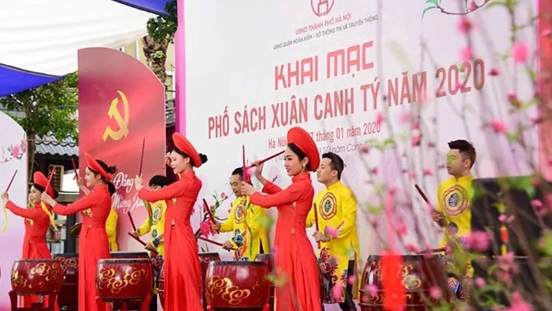 On the morning of January 27 (the third day of the Lunar New Year), the 2020 Spring Book Street officially opened with many special activities, bearing the traditional Tet atmosphere of the nation.