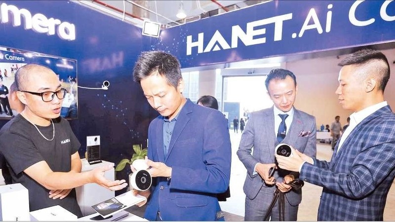 Visitors at the exhibition of technology products at Techfest 2019, the biggest annual event for Vietnam’s start-up community (Photo: Minh Quyet/VNA)