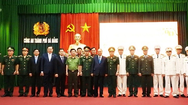 Prime Minister Nguyen Xuan Phuc (C) poses for a group photo with Da Nang police force. (Photo: NDO/Thanh Tung)