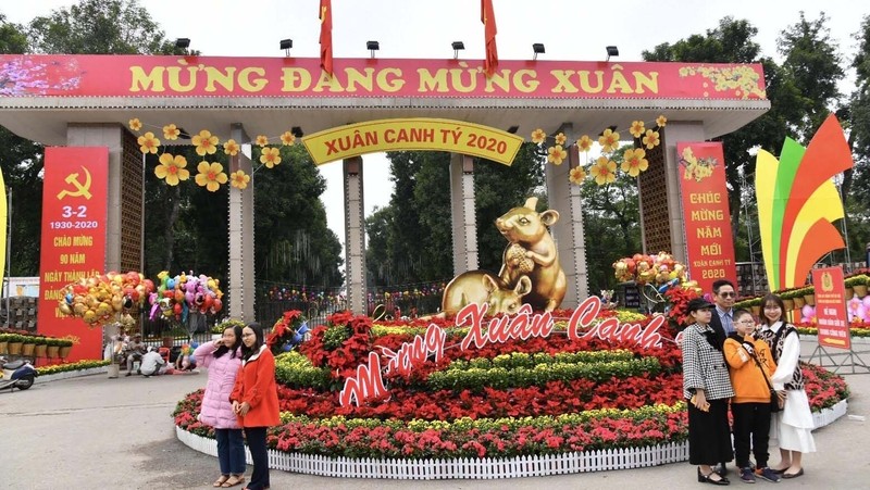 Streets in the central city have been decorated with many kinds of fresh flowers along with the symbol of the Year of the Rat.