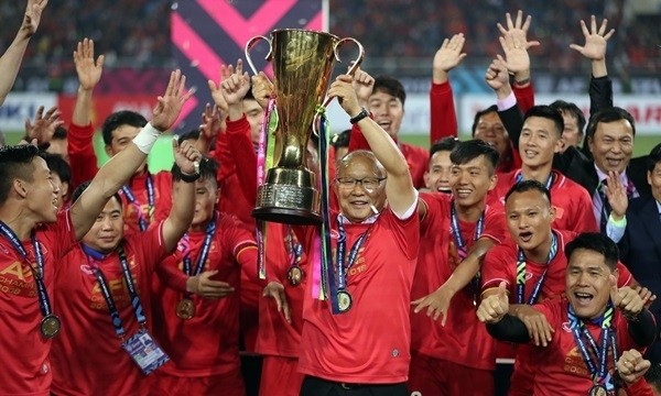 Coach Park Hang-seo (holding the trophy) leads Vietnamese football to constant success in 2019.