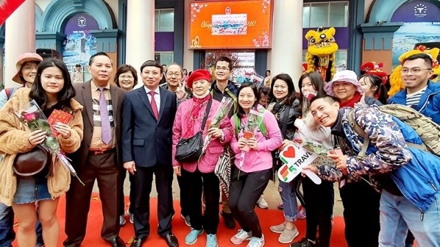 Leaders of Quang Ninh Province and tourists join a group photo at the Tuan Chau International Passenger Port on the first day of the Lunar New Year 2020 on January 25, 2020. (Photo: NDO/Quang Tho)
