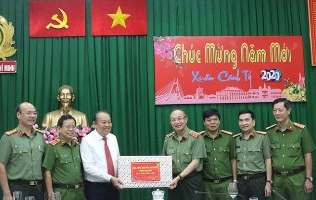 Deputy PM Truong Hoa Binh presents Tet gifts to Ho Chi Minh City police force.