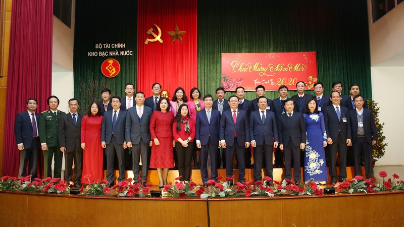 Deputy PM Vuong Dinh Hue and officials and employees of the State Treasury. (Photo: VGP)
