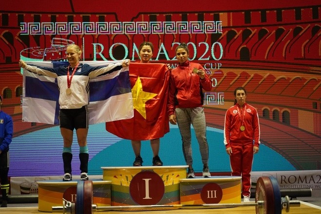 Weightlifter Hoang Thi Duyen (C) wins three gold medals for Vietnam at the Rome World Cup.