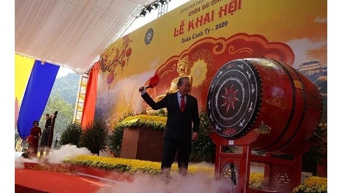 Deputy PM Truong Hoa Binh beats the drum to open Bai Dinh Pagoda Festival. (Photo: NDO/Le Hong)