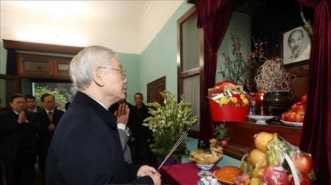 Party General Secretary and President Nguyen Phu Trong offered incense to commemorate President Ho Chi Minh at House 67 in President Ho’s relic site at the Presidential Palace in Hanoi on February 2 (Photo: VNA)
