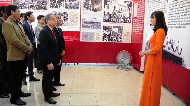 The delegates visiting the exhibition 