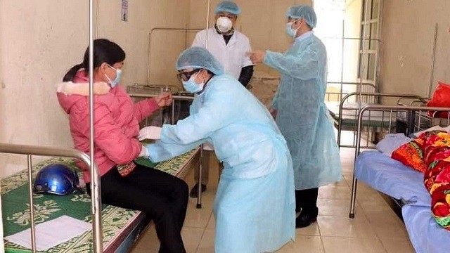 Cao Bang health sector is actively isolating and treating people with fevers and coughs amidst the prevalence of nCoV. (Photo: NDO/Minh Tuan)