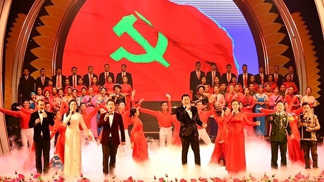 An art performance celebrates the 90th founding anniversary of the Communist Party of Vietnam. (Photo: NDO/Duy Linh)