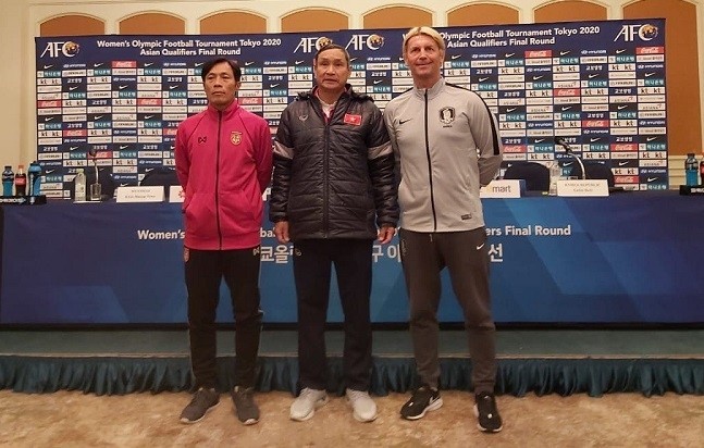 Vietnam coach Mai Duc Chung (C) poses with the coaches of Myanmar (L) and the Republic of Korea (R) at a press conference on February 2. (Photo: VFF)