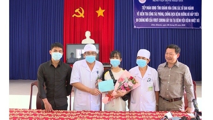 A hotel receptionist (C) in Khanh Hoa Province who infected with nCoV has become the third nCoV patient to be released from hospital in Vietnam. (Photo: NDO/Phong Nguyen)