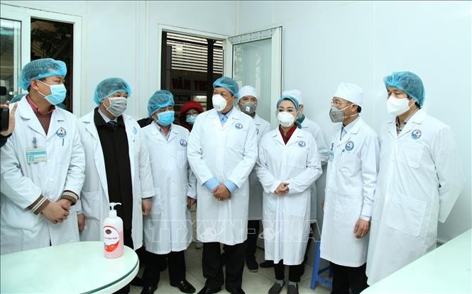 The working delegation of the Health Ministry inspects the isolated treatment area for nCoV patients at the Vinh Phuc Provincial General Hospital. (Photo: VNA)