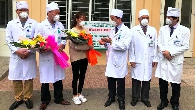 Doctors congratulate N.T.Tr (third from left) on her recovery from the nCoV infection and advise the patient to ensure a regime of isolation care at home. (Photo: NDO/Mai Luan)